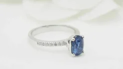Bague en or blanc, saphir ovale et diamants