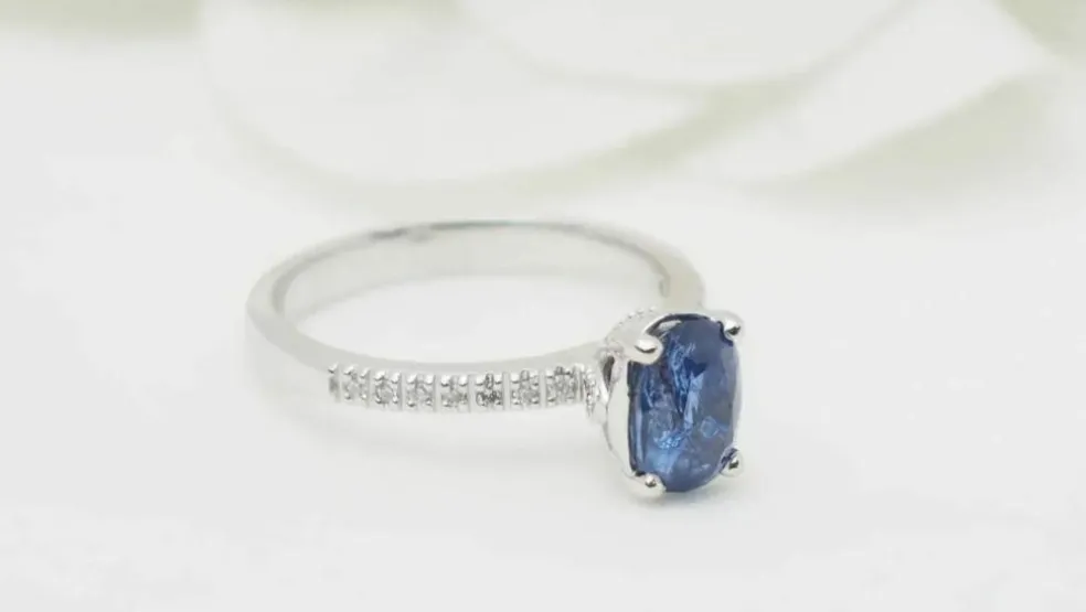 Bague en or blanc, saphir ovale et diamants