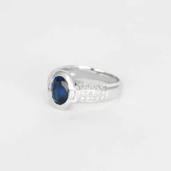 Bague en or blanc, saphir et diamants