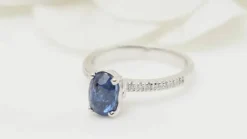 Bague en or blanc, saphir ovale et diamants