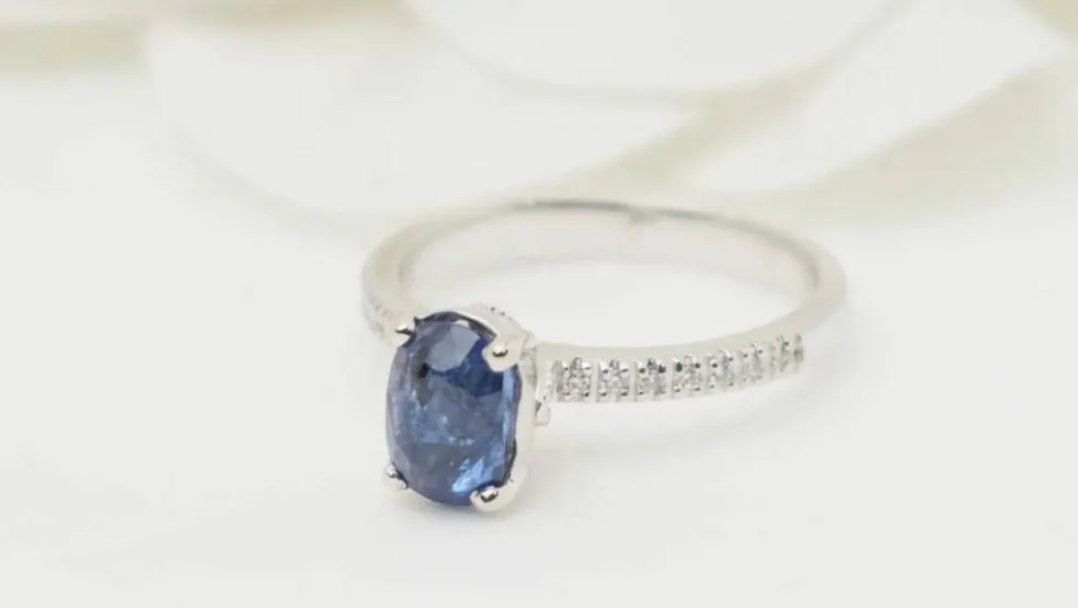 Bague en or blanc, saphir ovale et diamants