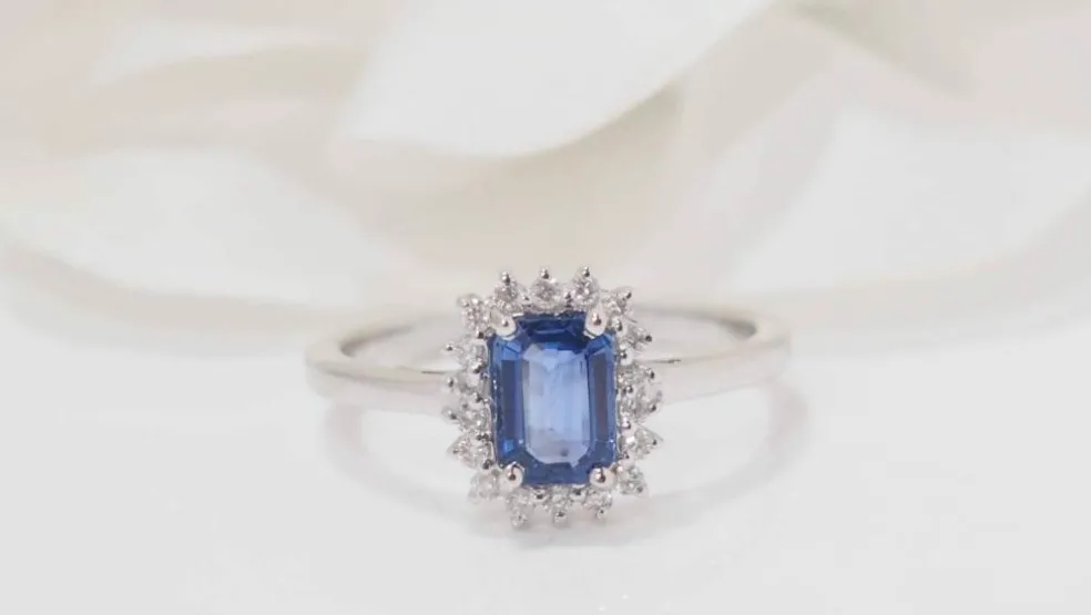 Bague en Or blanc, saphir de Ceylan et diamants