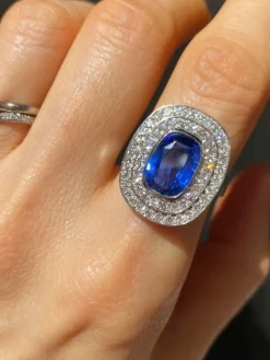 Bague en or blanc saphir et diamants