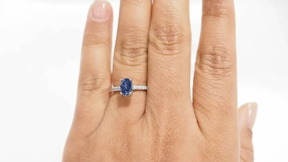 Bague en or blanc, saphir ovale et diamants