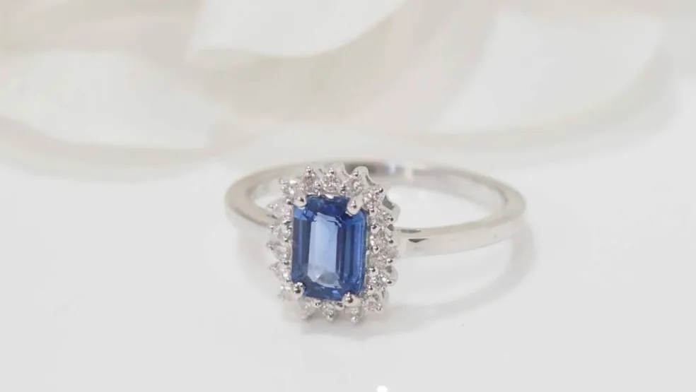 Bague en Or blanc, saphir de Ceylan et diamants