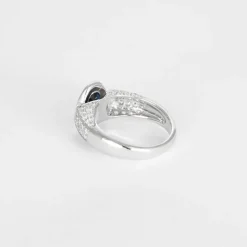 Bague en or blanc, saphir et diamants