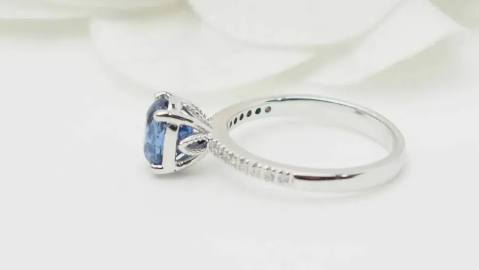 Bague en or blanc, saphir ovale et diamants