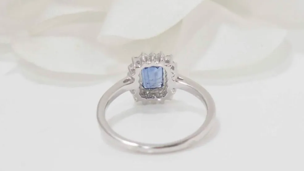 Bague en Or blanc, saphir de Ceylan et diamants