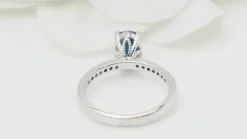Bague en or blanc, saphir ovale et diamants