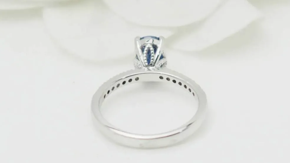Bague en or blanc, saphir ovale et diamants