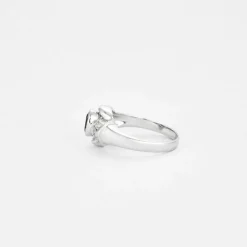 Bague en or blanc saphir et diamants