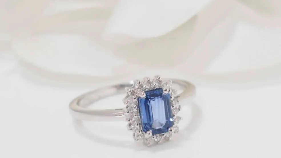 Bague en Or blanc, saphir de Ceylan et diamants
