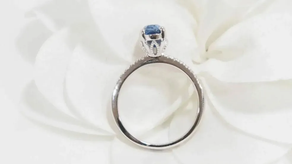 Bague en or blanc, saphir ovale et diamants
