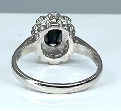 Bague en or blanc saphir et 10 diamants