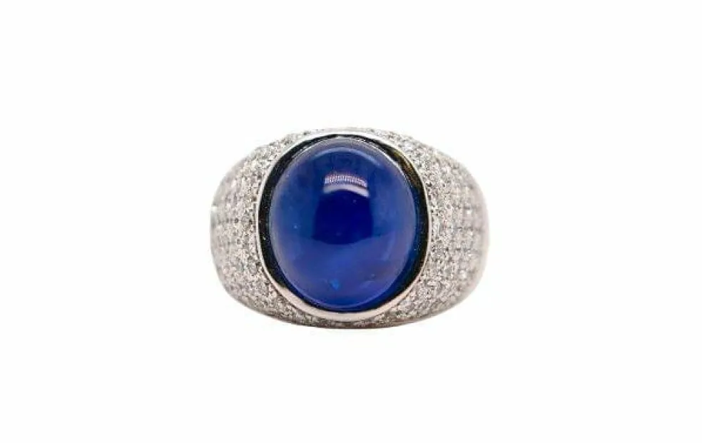 Bague en or blanc sertie d'un saphir et de diamants