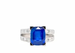 Bague en or blanc sertie d'un saphir et de diamants