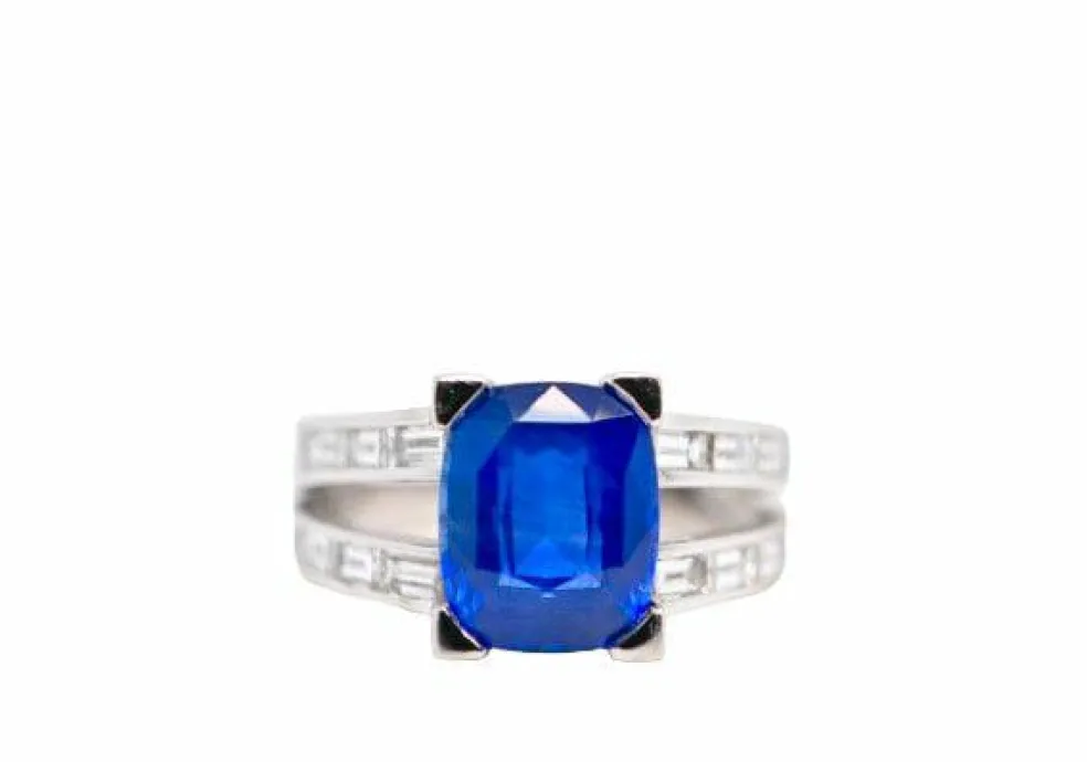 Bague en or blanc sertie d'un saphir et de diamants