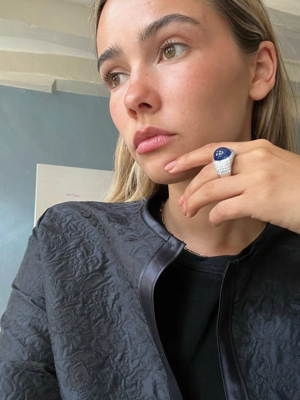 Bague en or blanc sertie d'un saphir et de diamants