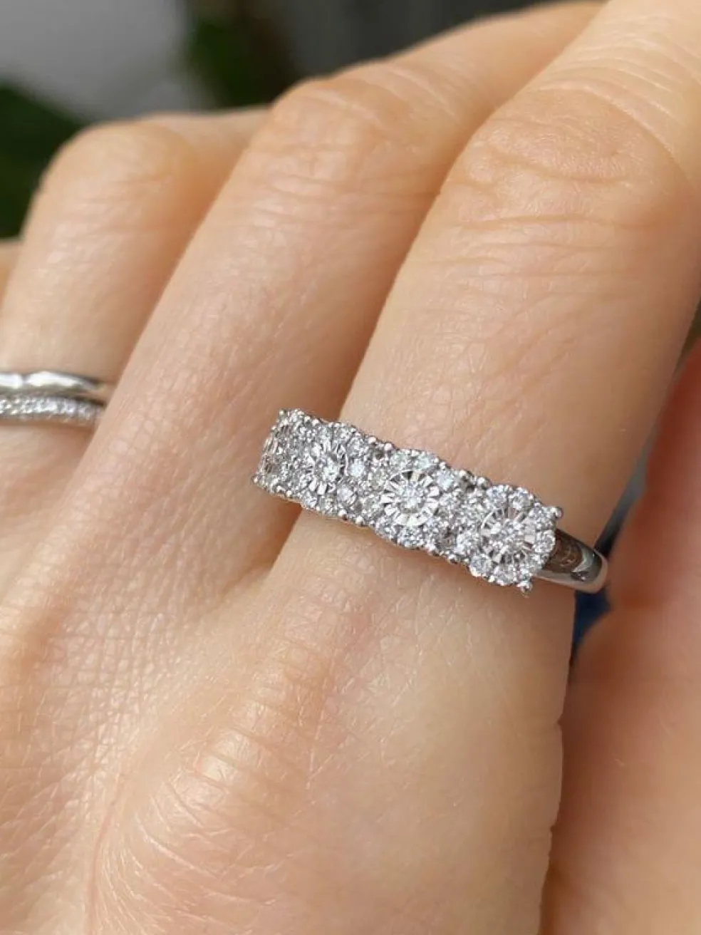 Bague en or blanc sertie de 5 fleurs en diamants