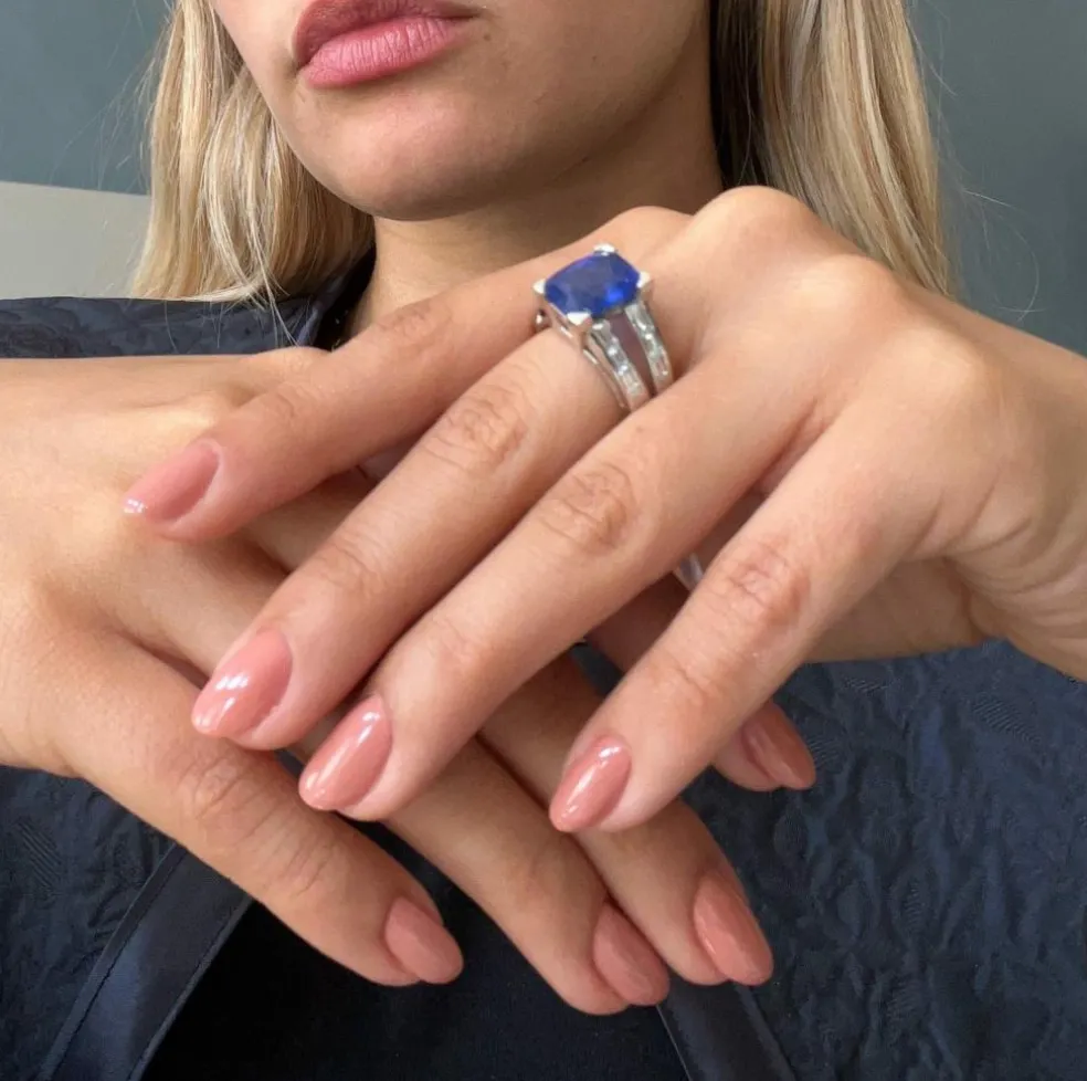 Bague en or blanc sertie d'un saphir et de diamants