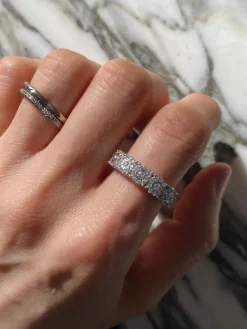 Bague en or blanc sertie de 5 fleurs en diamants