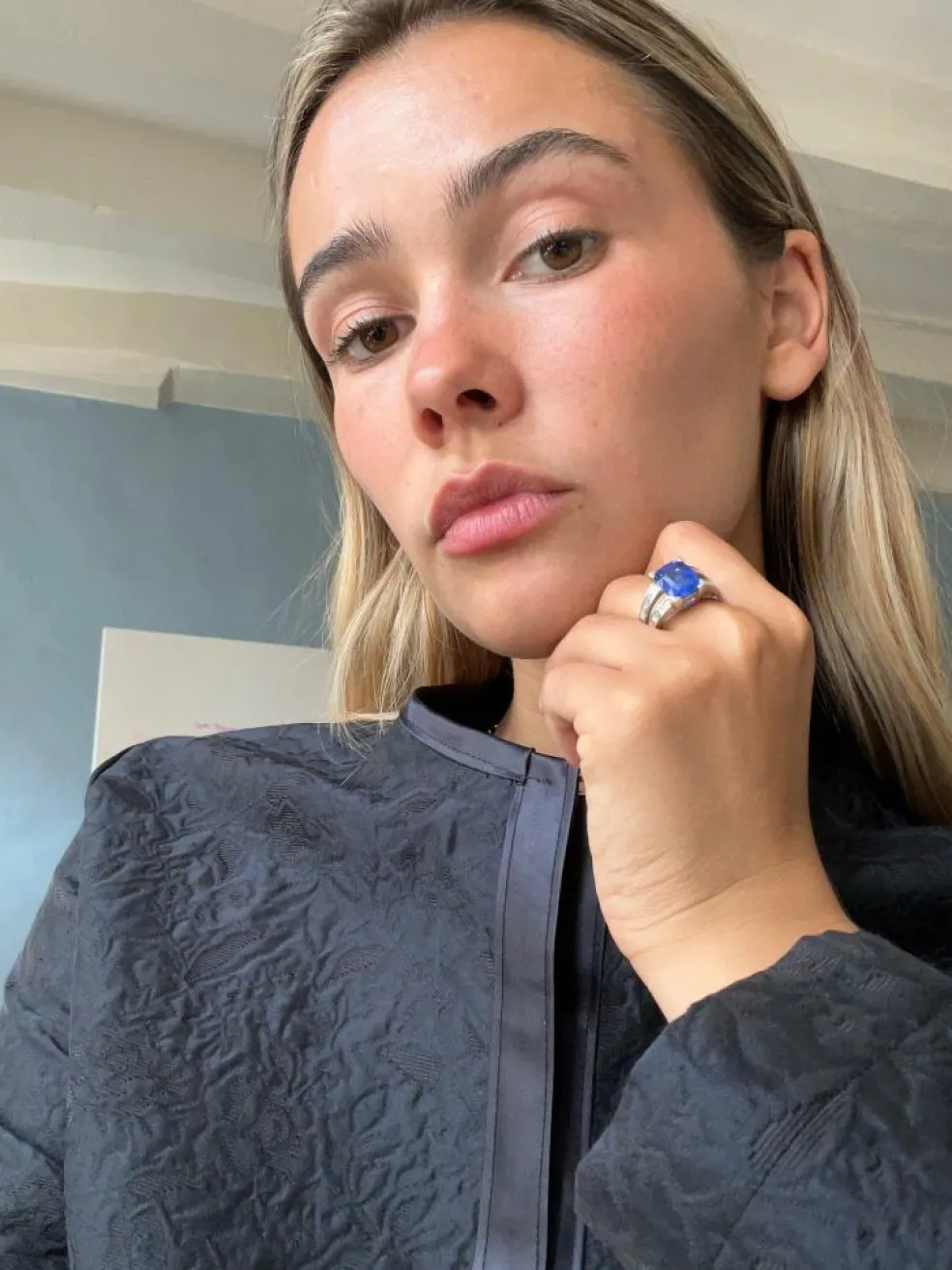 Bague en or blanc sertie d'un saphir et de diamants