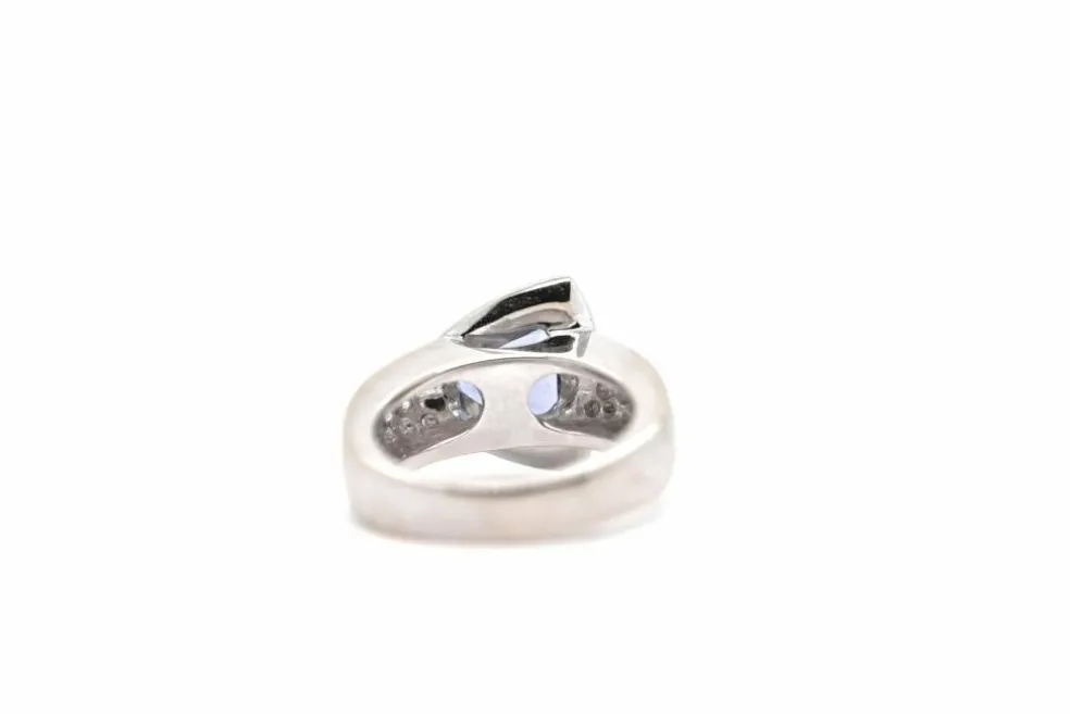 Bague en or blanc sertie d'un saphir et de diamants