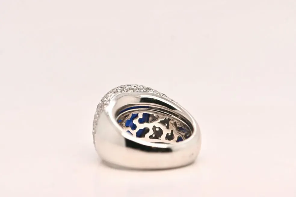 Bague en or blanc sertie d'un saphir et de diamants