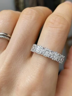 Bague en or blanc sertie de 5 fleurs en diamants
