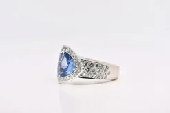 Bague en or blanc sertie d'un saphir et de diamants