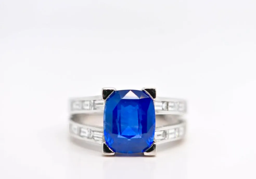 Bague en or blanc sertie d'un saphir et de diamants