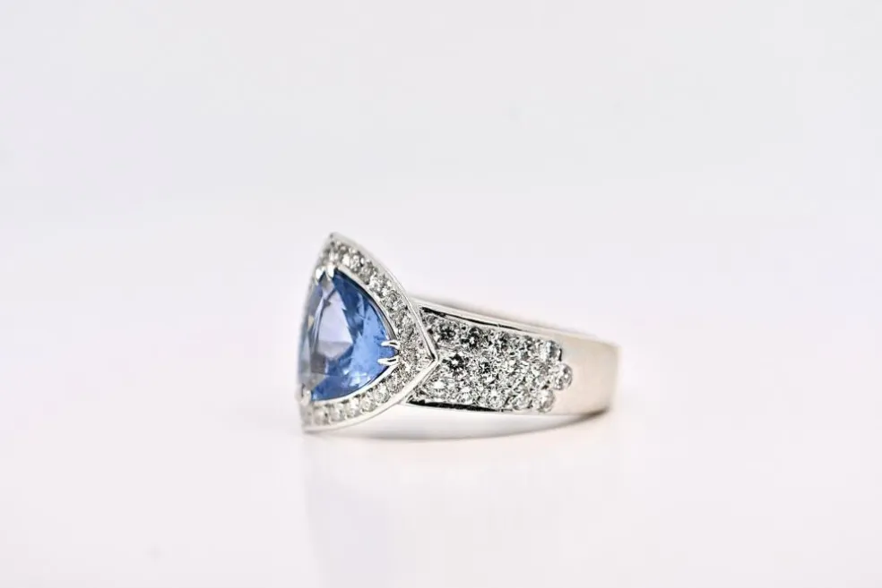 Bague en or blanc sertie d'un saphir et de diamants