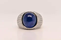 Bague en or blanc sertie d'un saphir et de diamants