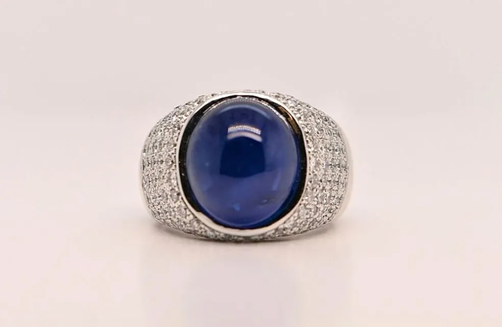 Bague en or blanc sertie d'un saphir et de diamants