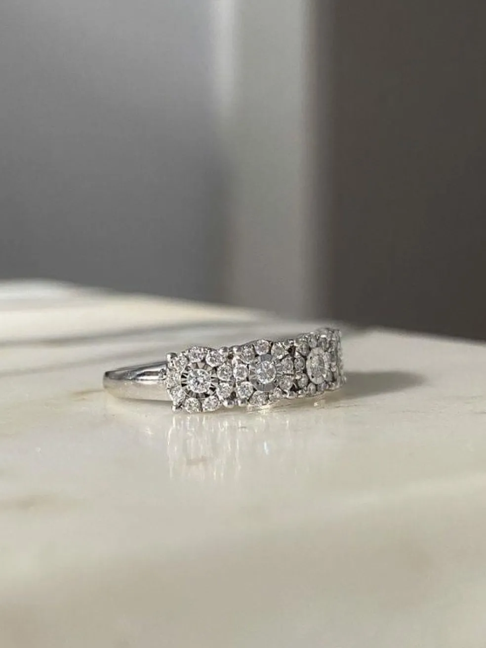 Bague en or blanc sertie de 5 fleurs en diamants