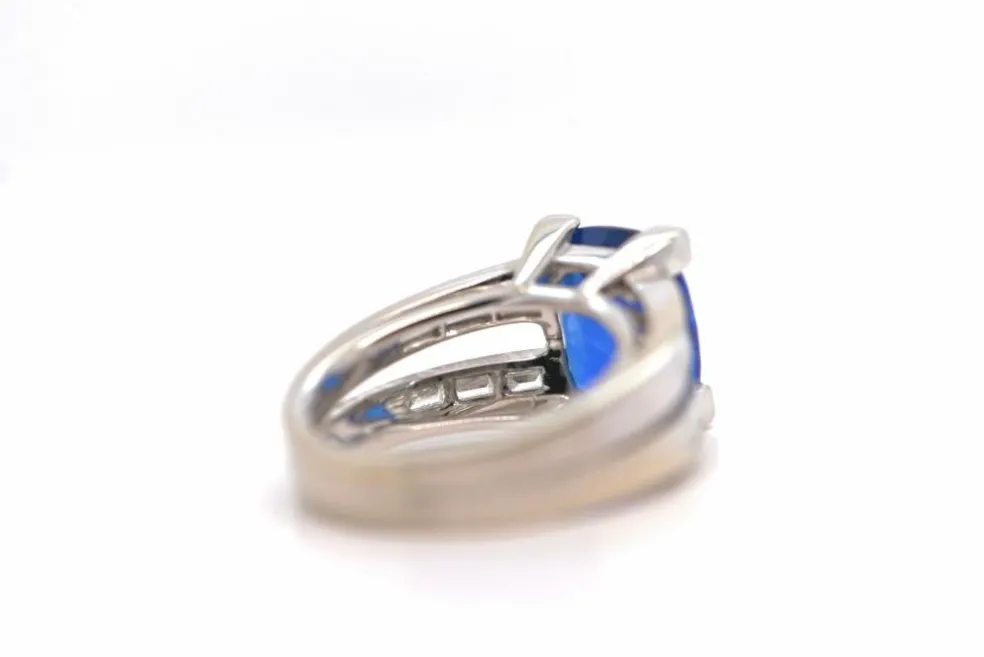 Bague en or blanc sertie d'un saphir et de diamants