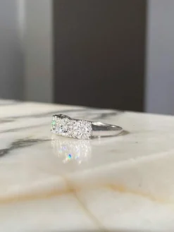 Bague en or blanc sertie de 5 fleurs en diamants