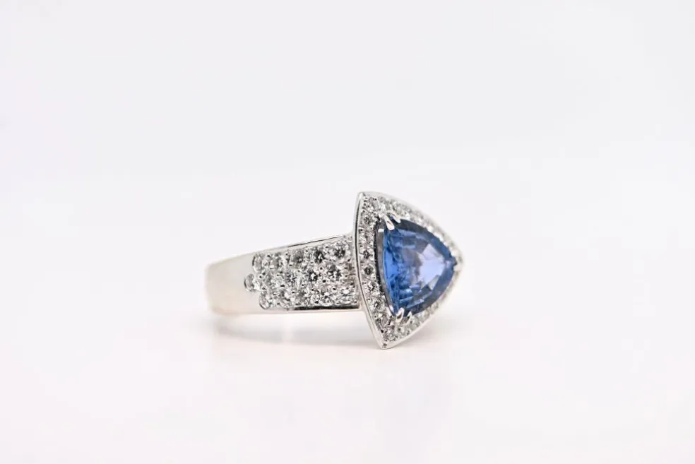 Bague en or blanc sertie d'un saphir et de diamants