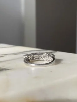 Bague en or blanc sertie de 5 fleurs en diamants