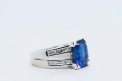 Bague en or blanc sertie d'un saphir et de diamants