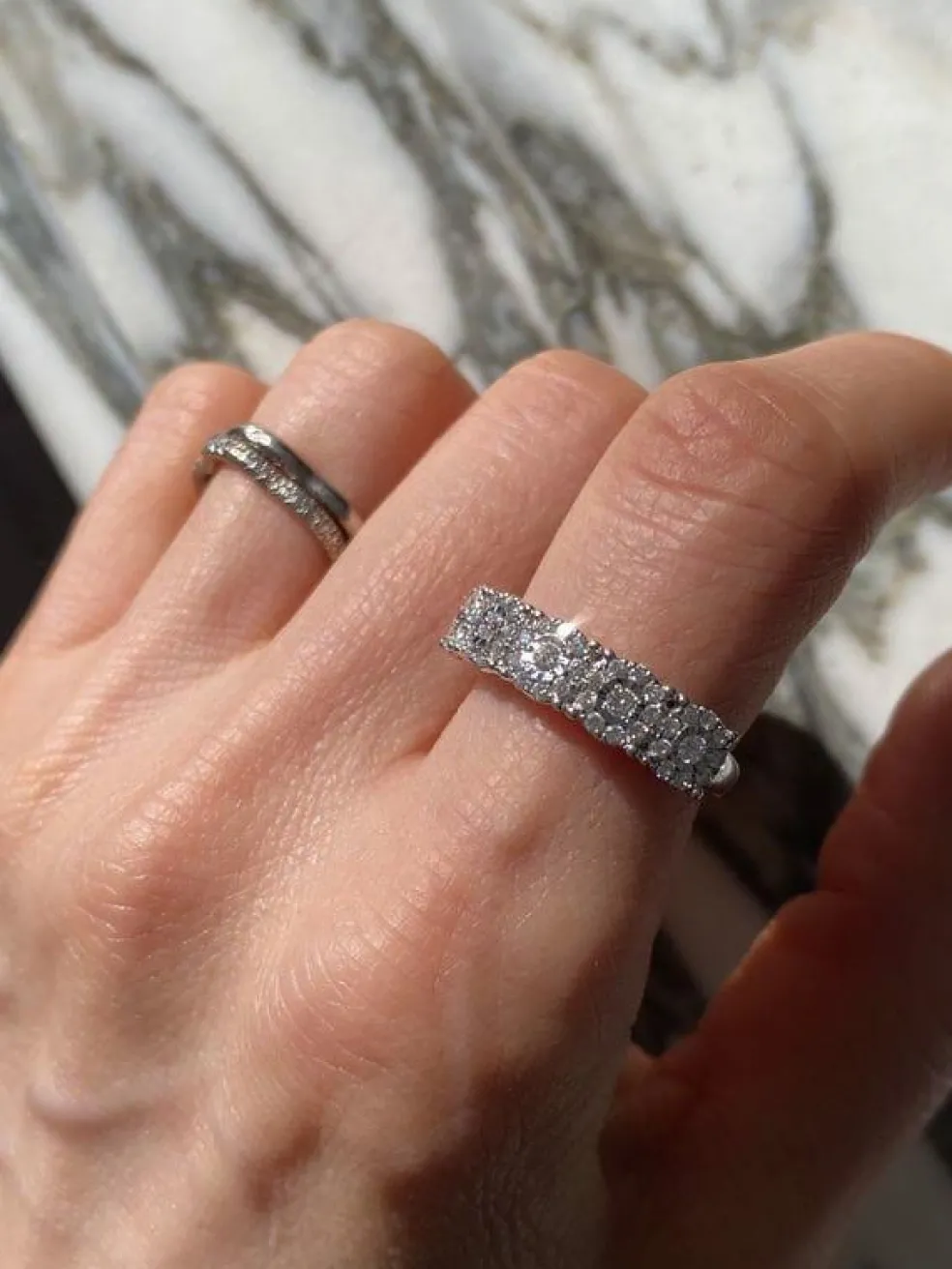 Bague en or blanc sertie de 5 fleurs en diamants