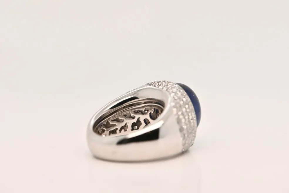 Bague en or blanc sertie d'un saphir et de diamants