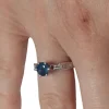 Bague en or blanc six griffes sertie d'un Saphir