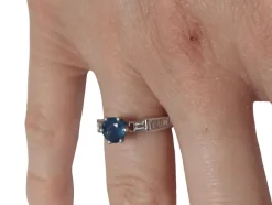 Bague en or blanc six griffes sertie d'un Saphir