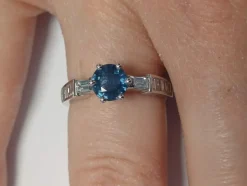Bague en or blanc six griffes sertie d'un Saphir
