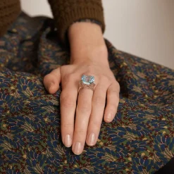 Bague en or blanc, topaze et diamants