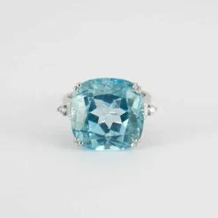 Bague en or blanc, topaze et diamants