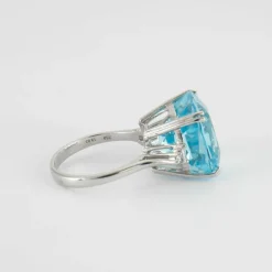 Bague en or blanc, topaze et diamants