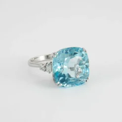 Bague en or blanc, topaze et diamants