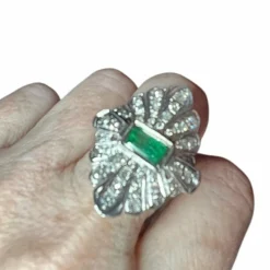 BAGUE EN OR DE STYLE AR DÉCO AVEC DIAMANTS 1 ct ET ÉMERAUDE 1 ct